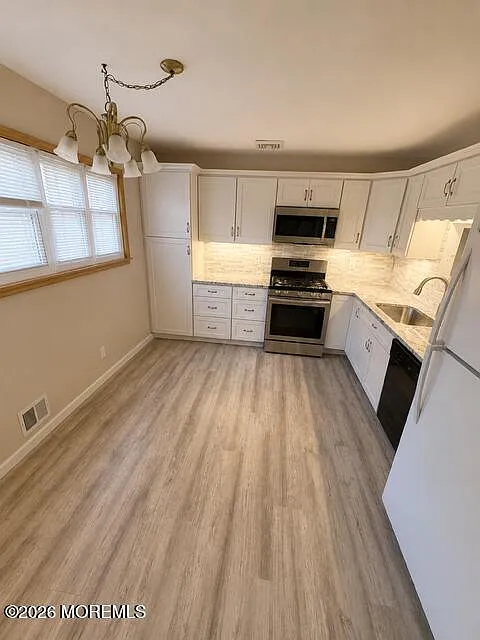3 bed, 864 sqft, $2,800 — Photo 2