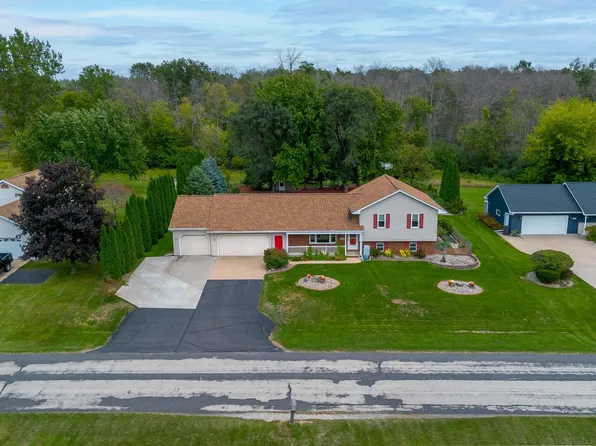 N1576 Evening Star Dr, Greenville, WI 54942