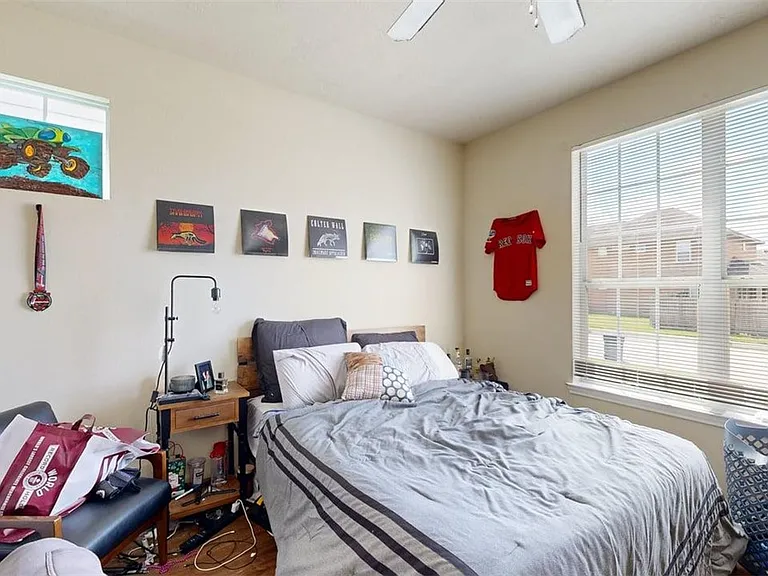 2933 McLaren Dr — Photo 10
