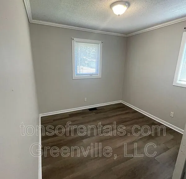 695 Saxon Ave — Photo 6