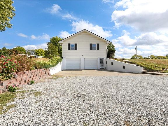3rd image of 25531 Tonganoxie Dr