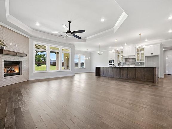 4th image of 9921 Oakwood Dr