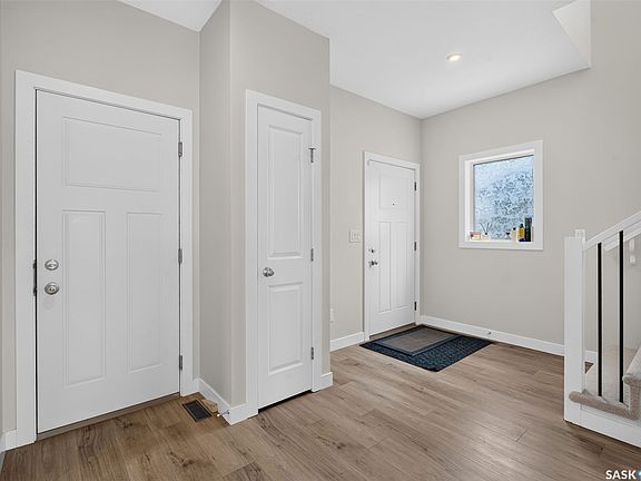 4th image of 8 Aspen Place