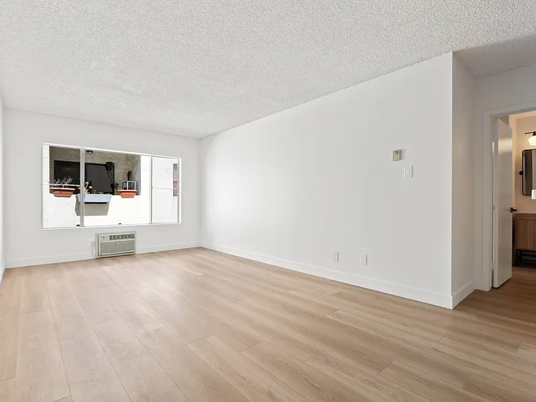 1525 Amherst — Photo 11