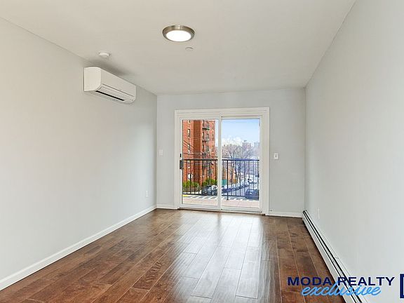 4th image of 3519 Riverdale Ave #2