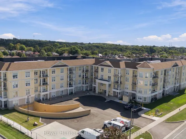 21 Brookhouse Dr #106, Clarington, ON L1B 0V4