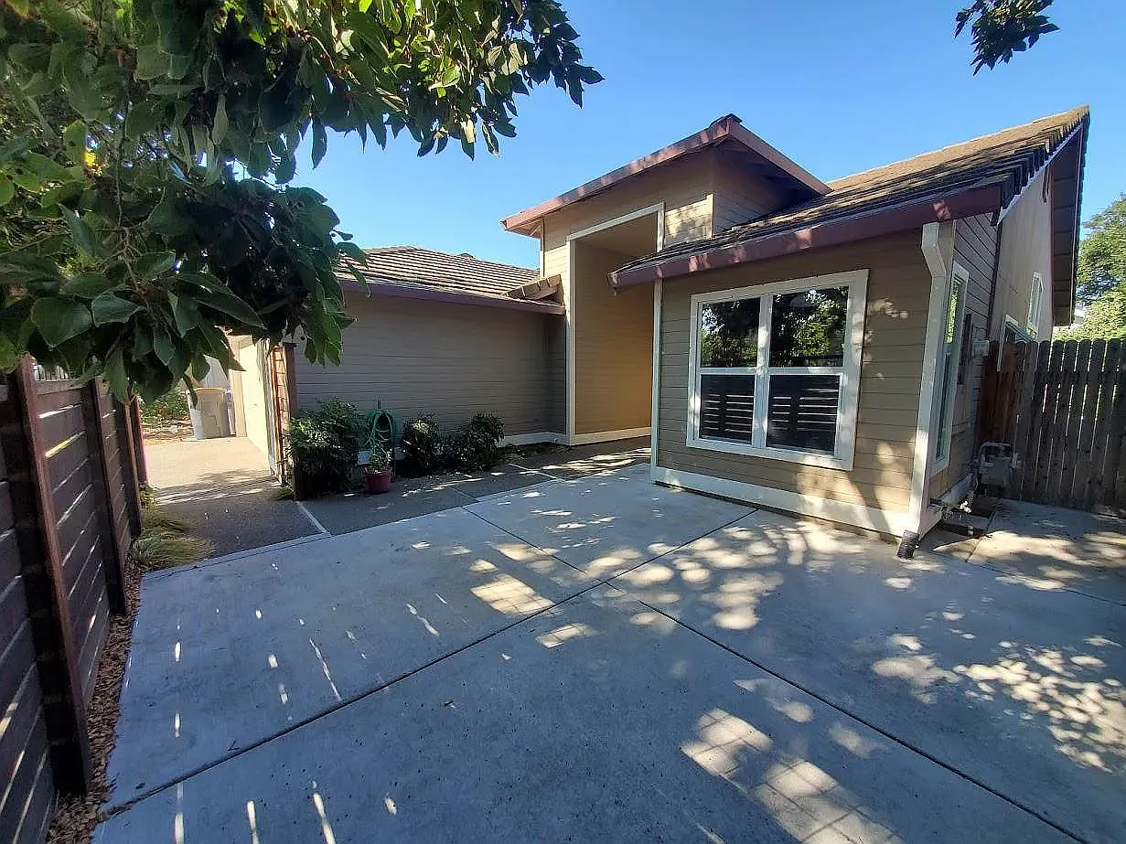 3 bed, 1427 sqft, $3,100 — Photo 2