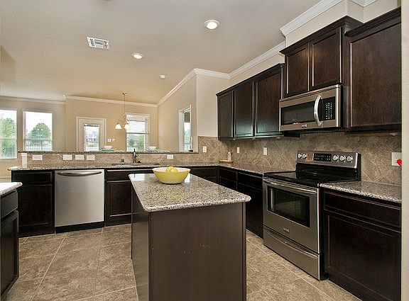 5th image of 820 English Ivy Dr