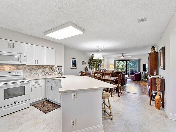 4th image of 2205 S Cypress Bend Drive #408