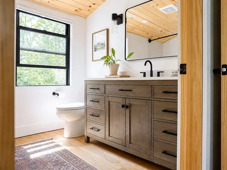 Primary Ensuite w/ Large Tub