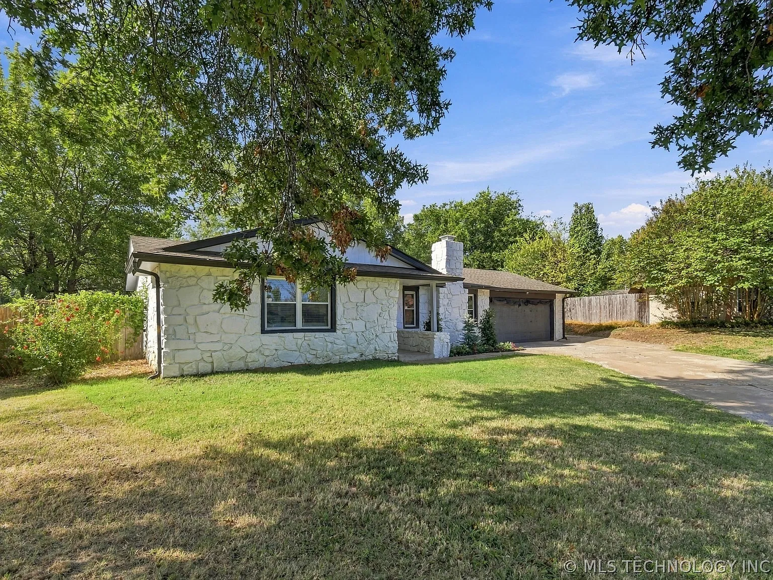 3 bed, 2.0 bath, 1462 sqft, $1,600 — Photo 2