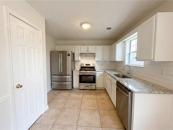 2nd image of 3028 N Oak Ct