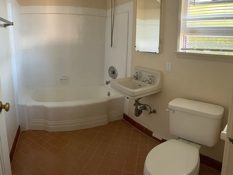 831 Grevelia St #D — Photo 8
