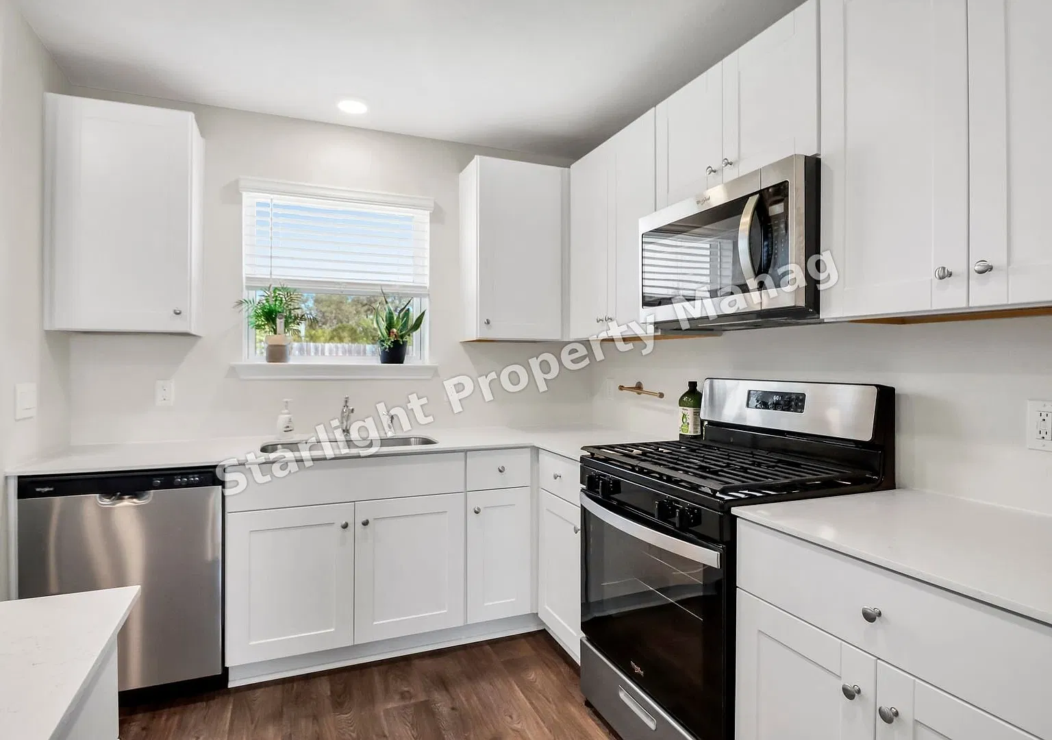 Charming 4-Bedroom Sanctuary in San Antonio with 2.5 Baths and Expansive Living Space! — Photo 3