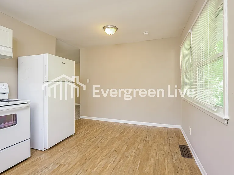4207 Hampshire Dr — Photo 4