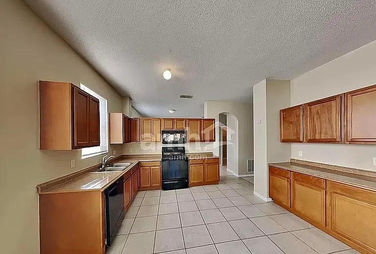3 bed, 1709 sqft, $2,200 — Photo 2