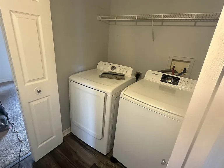 910 Derbyshire Dr — Photo 2