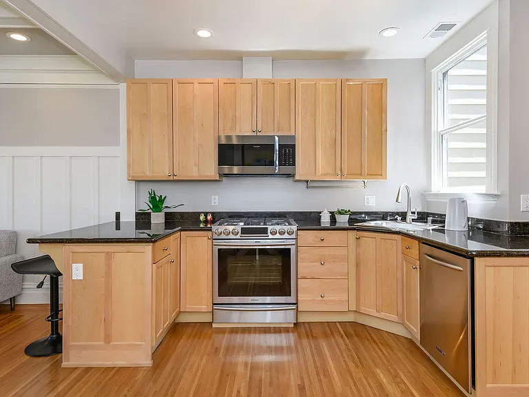 1448 Filbert St — Photo 3