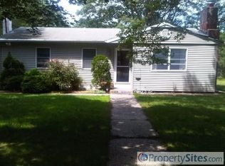 11 Head Of Cove Rd, Hampton Bays, NY 11946