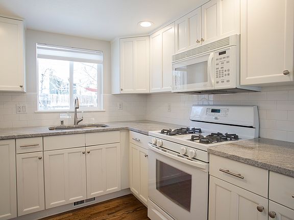 gas range, granite counters