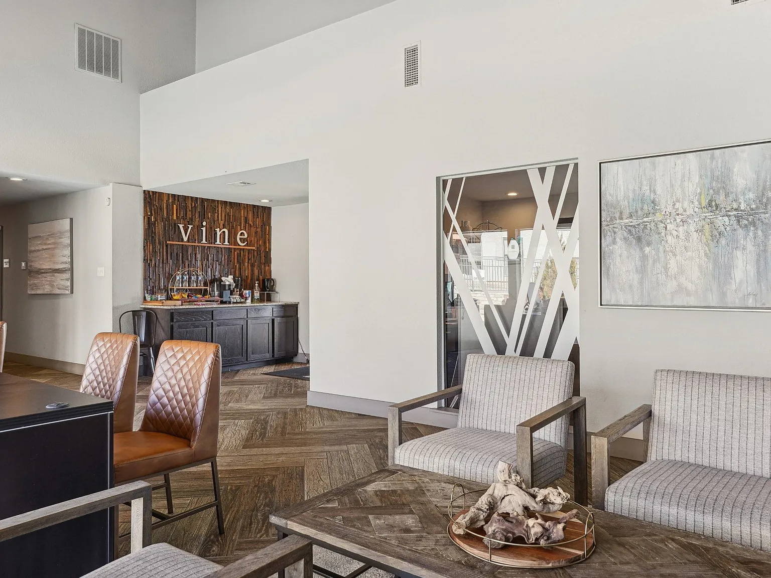 Vine Apartments — Photo 3
