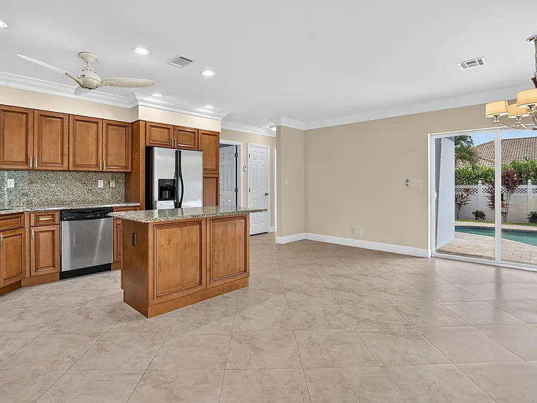 899 Granada Dr — Photo 10