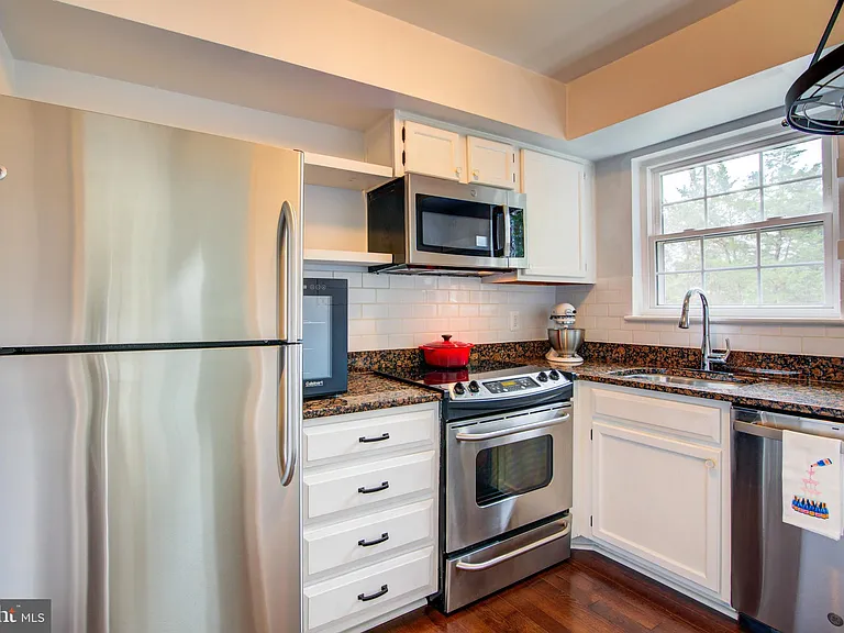 2100 N Scott St #106 — Photo 14