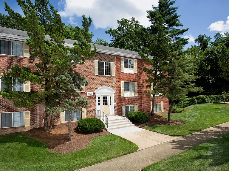 Whitehall Square Apartments — Photo 8