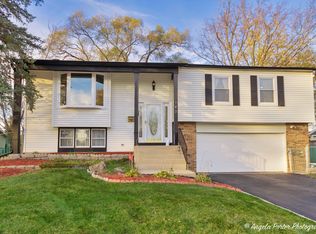 142 E Cunningham Dr, Palatine, IL 60067