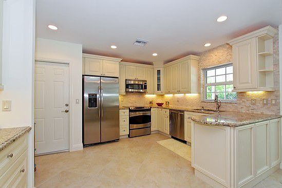 4th image of 409 SE Atlantic Dr