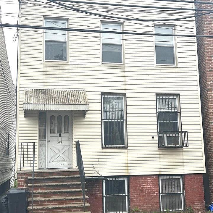 1st image of 253 Griffith St