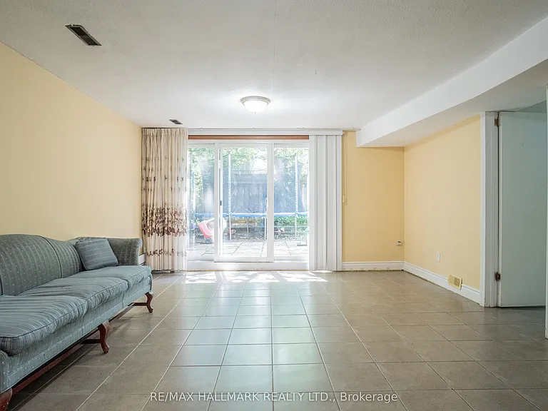 399 Lawrence Ave W #BASEMENT — Photo 11