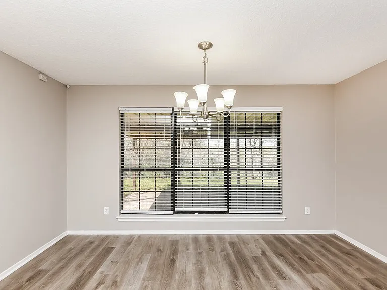 125 Camelot Dr — Photo 5