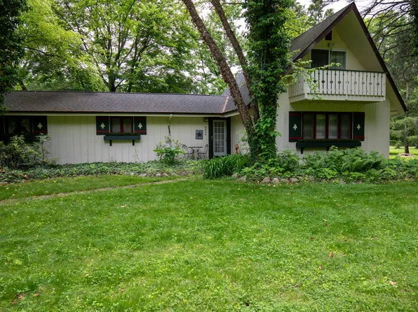 8454 Stickles Rd, Three Oaks, MI 49128