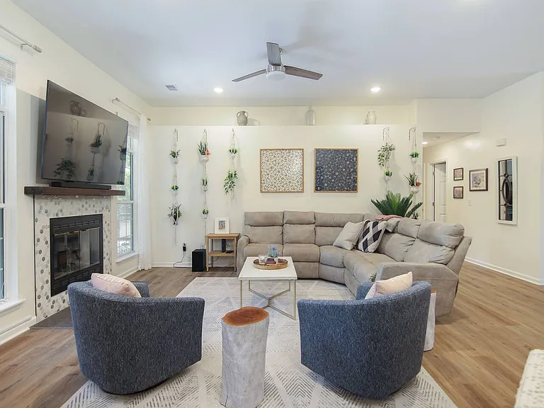 1264 Center Lake Dr — Photo 11