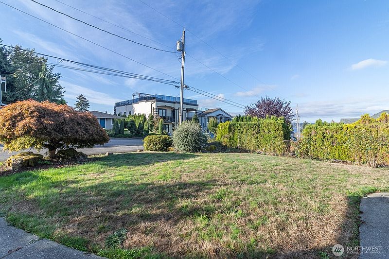 3rd image of 1210 N 33rd Place