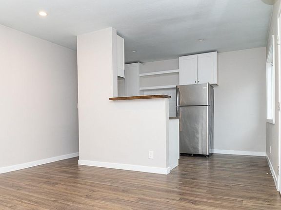 3rd image of 2652 1/2 Queen St