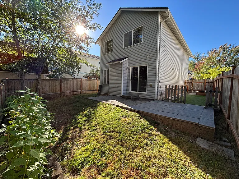3300 Rosewood St — Photo 2