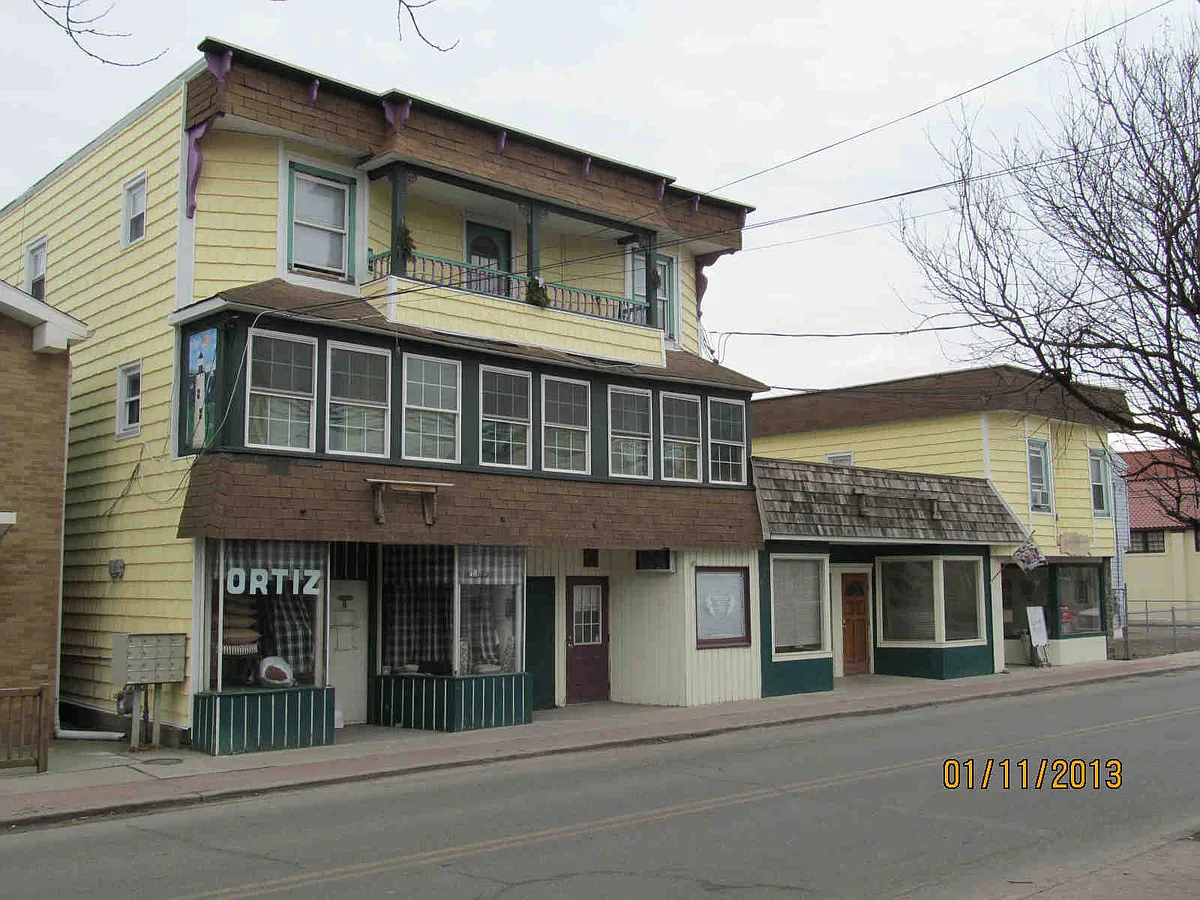 Building Photo - 10 E Broadway #9