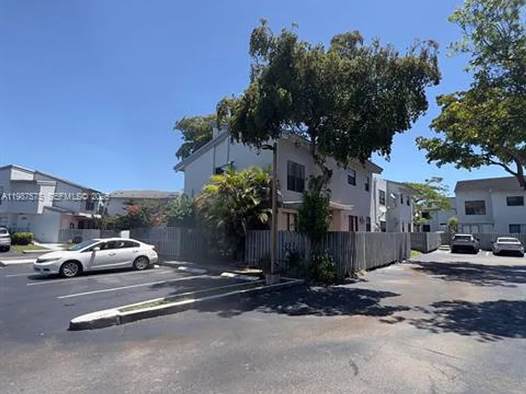 10550 NW 7th Ter #B7 — Photo 9