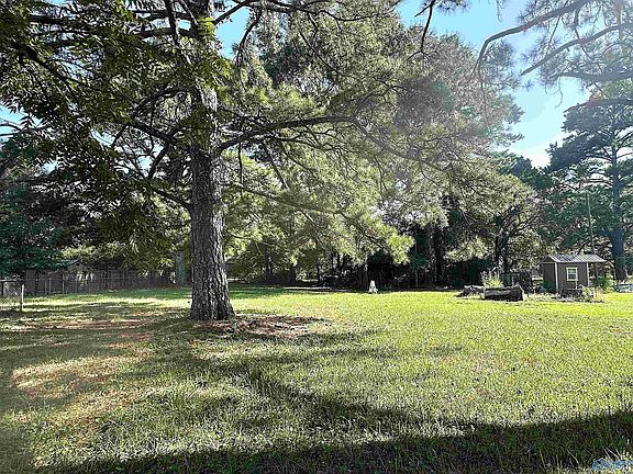 3rd image of 321 Pine Cir