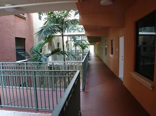1640 Presidential Way — Photo 2