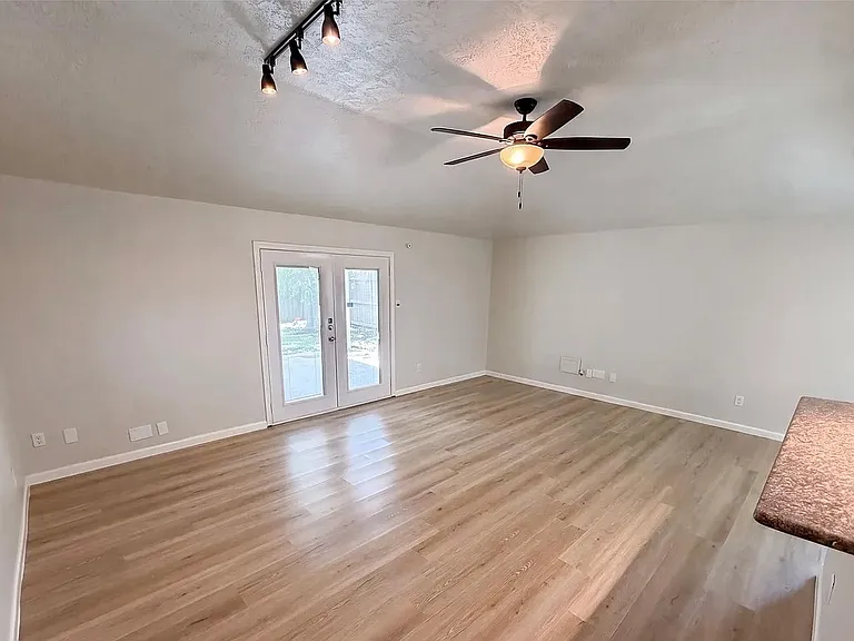 315 Floravista Dr — Photo 2