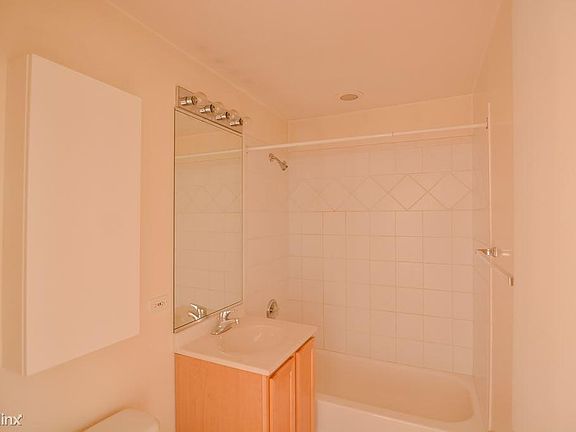 5th image of 2735 N Lincoln Ave