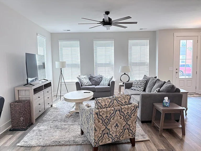 1512 Cuyler Ln — Photo 3