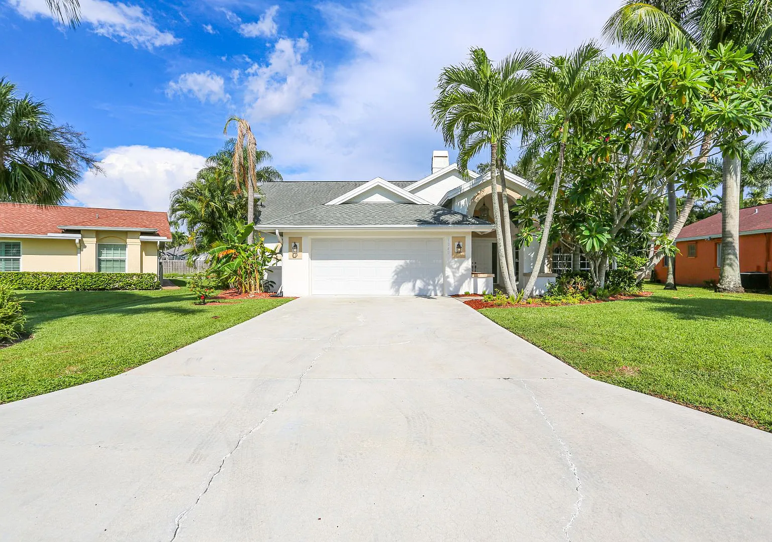 **Ask About The Two Weeks Free**Moon Lake Great Location Single Family Home With Pool Lake View U... — Photo 2