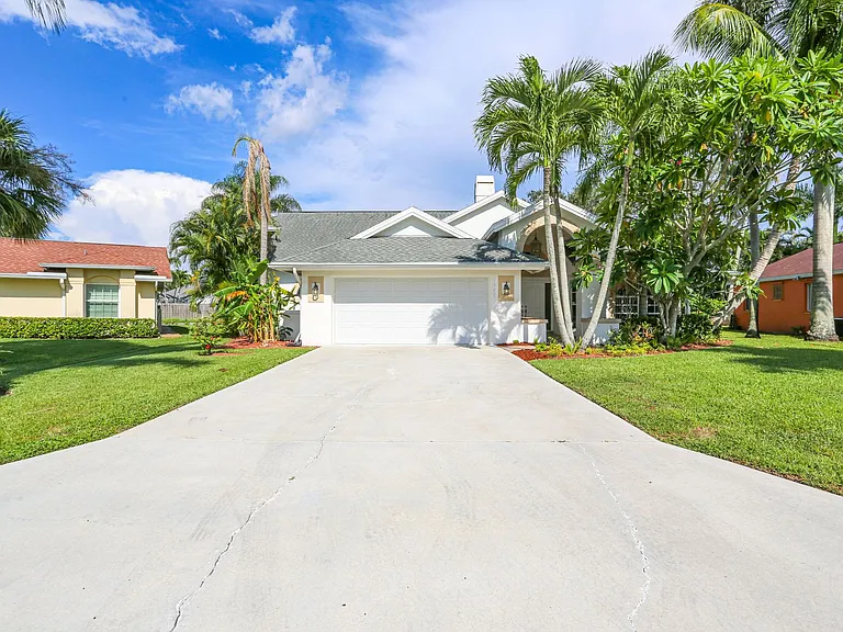 1040 Moon Lake Dr — Photo 2