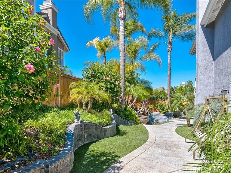 6330 Golden Gate Dr — Photo 24