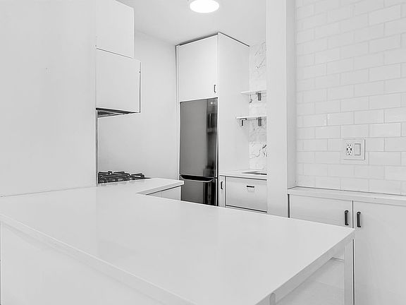 4th image of 430 W 34th St APT 11G