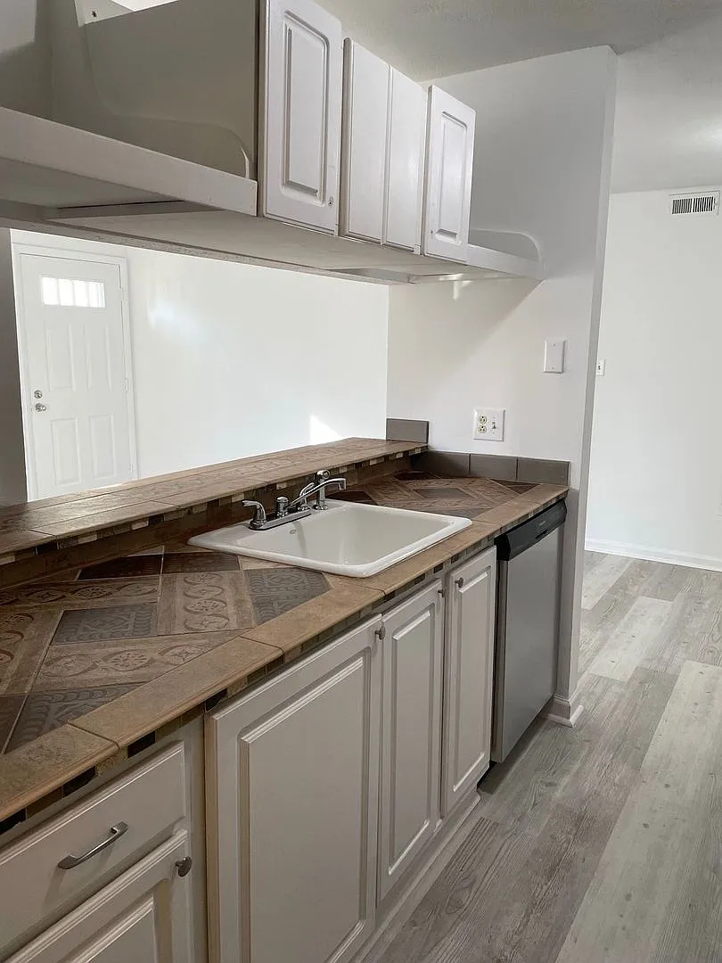 Charming First-Floor 2-Bedroom Condo in Virginia Beach — Photo 3